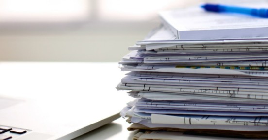 Arbetslöshet hävdar en pandemi och det digitala postrummet - Dokument på bordet på kontoret