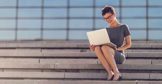 İnsan Kaynakları İçin Dijital Arşivleme ve Belge Yönetimi - woman on laptop sitting on stairs outside