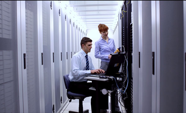 Data lifecycle management  - Employee in Data Center